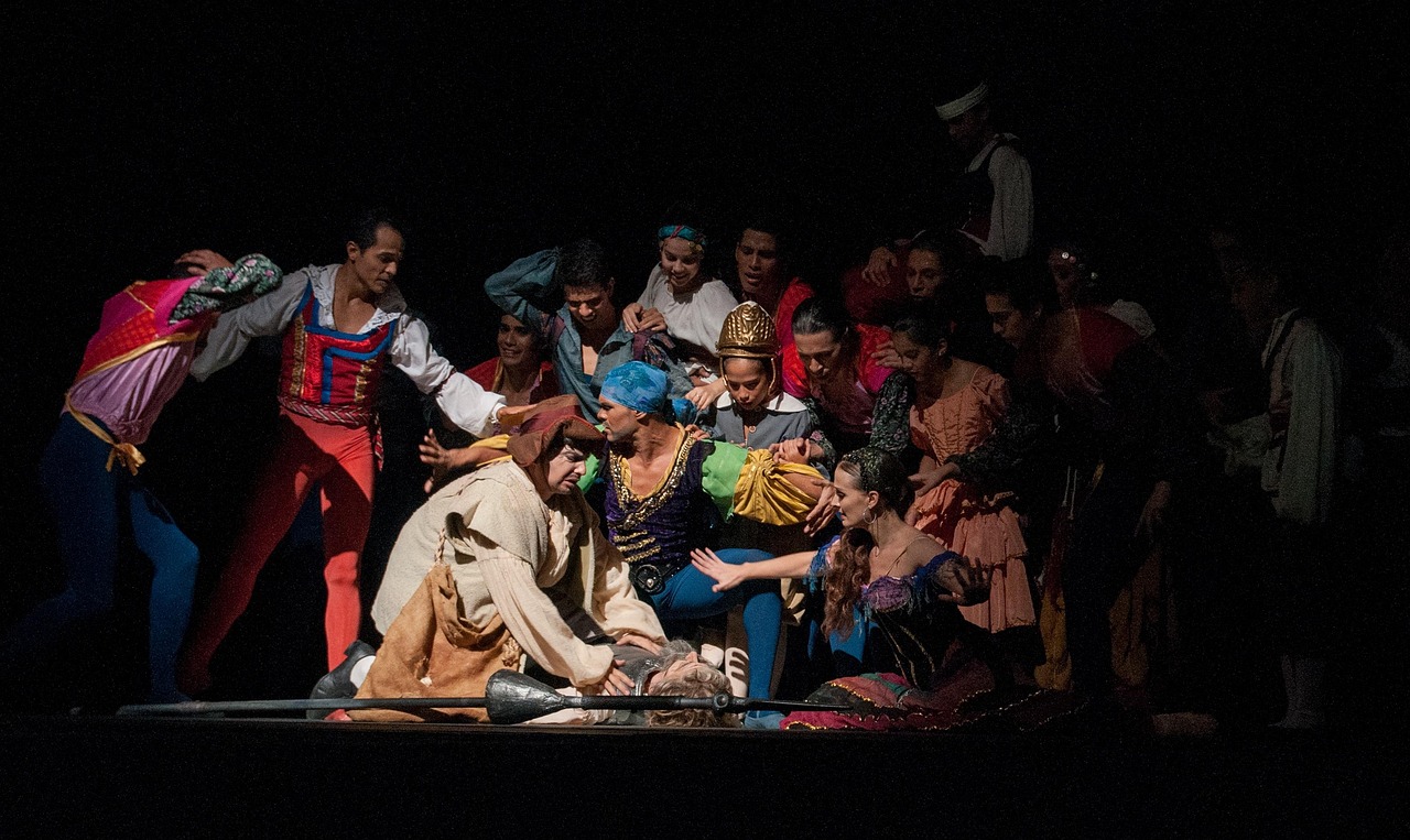 Grupo de actores en escena dramática