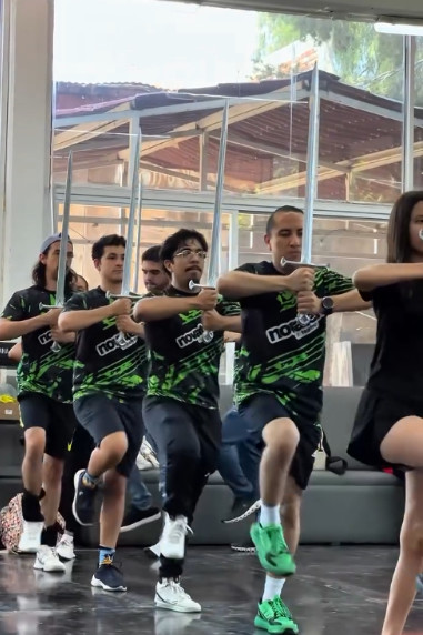 Actores guardias marchando en ensayo de Shrek