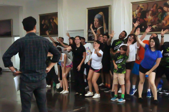 Grupo de actores en ensayo de coreografía de Shrek
