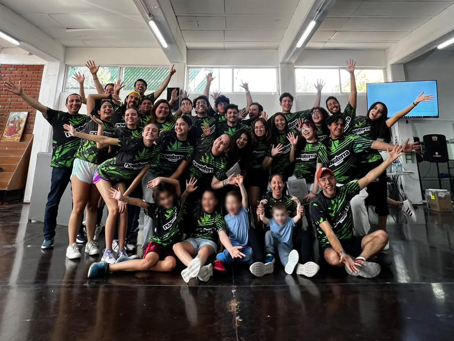 Grupo de elenco de Shrek en ensayo