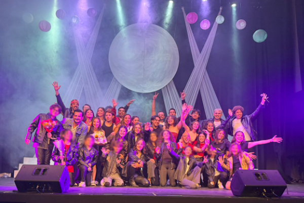 Elenco reunido en la gala del curso de teatro musical de Novaterra