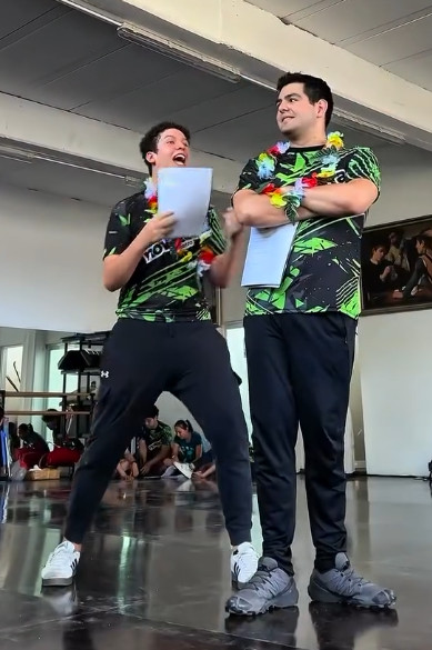 Actores Shrek y Burro ensayando