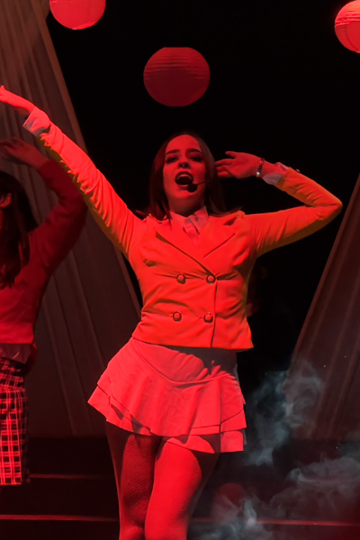 Solista cantando y bailando en el Broadway Show